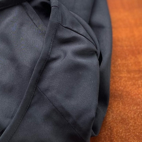 Banana Republic Long-Sleeved, key whole Neck Navy Blue Blouse button cuff size L - Picture 10 of 14